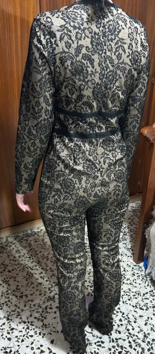 Mono de encaje negro y beige