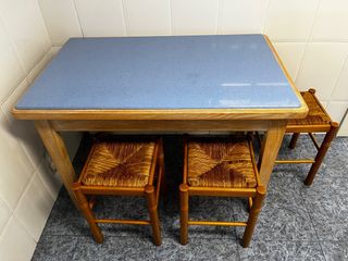 Mesa de cocina y 3 taburetes