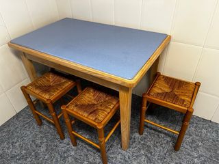 Mesa de cocina y 3 taburetes