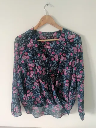 Blusa Cortefiel floral negra 