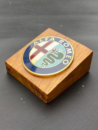 Fermacarte Alfa Romeo in legno e metallo smaltato 