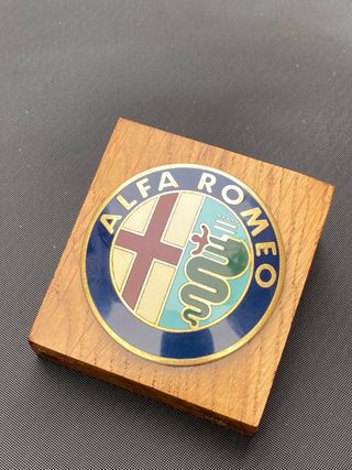 Fermacarte Alfa Romeo in legno e metallo smaltato 