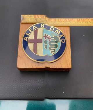 Fermacarte Alfa Romeo in legno e metallo smaltato 