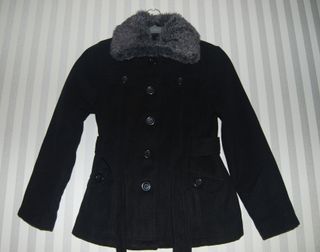 Abrigo negro talla 10 con cuello de pelo