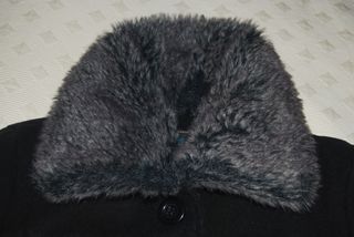 Abrigo negro talla 10 con cuello de pelo