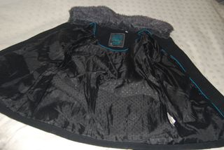 Abrigo negro talla 10 con cuello de pelo