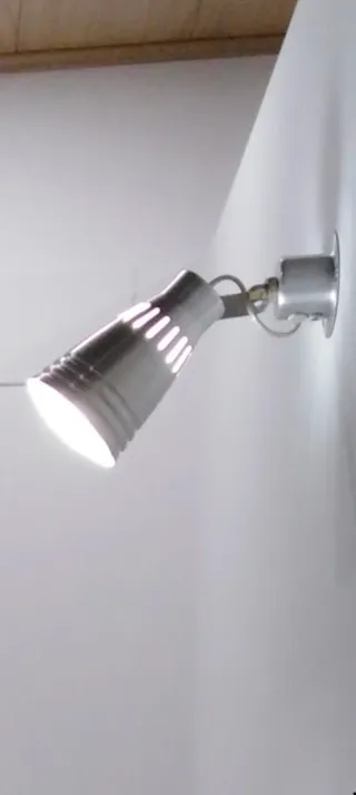 Varios focos de pared y techo metálicos, aluminio