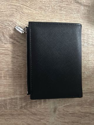 Cartera de piel negra