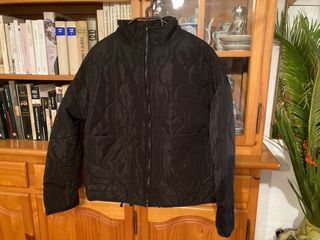 Chaqueta negra acolchada mujer