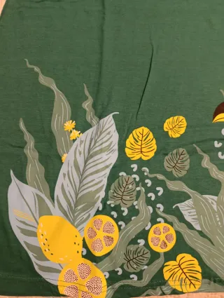 Camiseta verde con estampado tropical Talla L