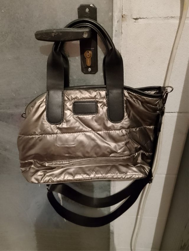 Bolso plateado acolchado
