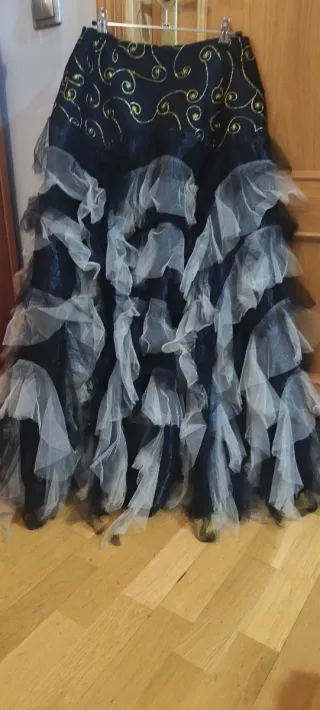 Vestido Negro con Detalles Dorado