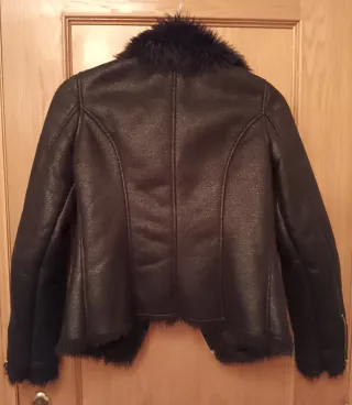 Cazadora negra con pelo