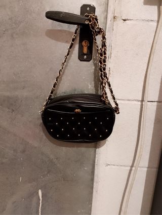 Bolso negro con cadena dorada