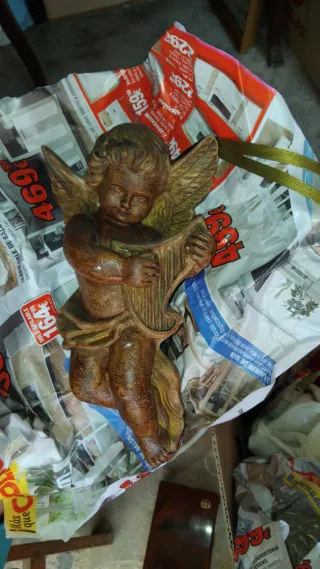 Figura de ángel con arpa