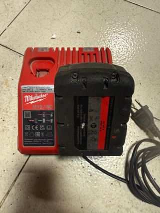 Cargador y Batería Milwaukee M12-18C