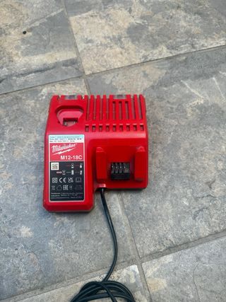 Cargador y Batería Milwaukee M12-18C
