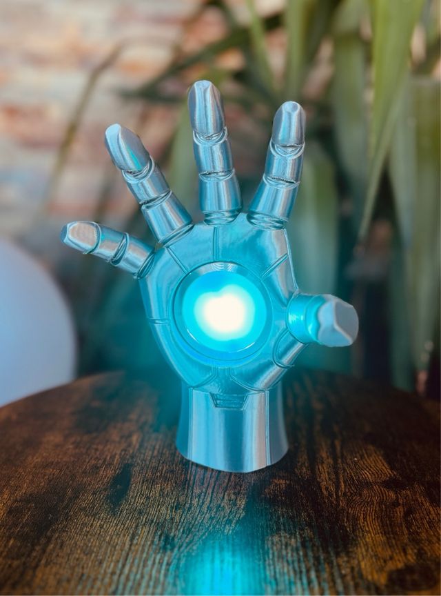 Lámpara Escritorio Mano Iron Man RGB