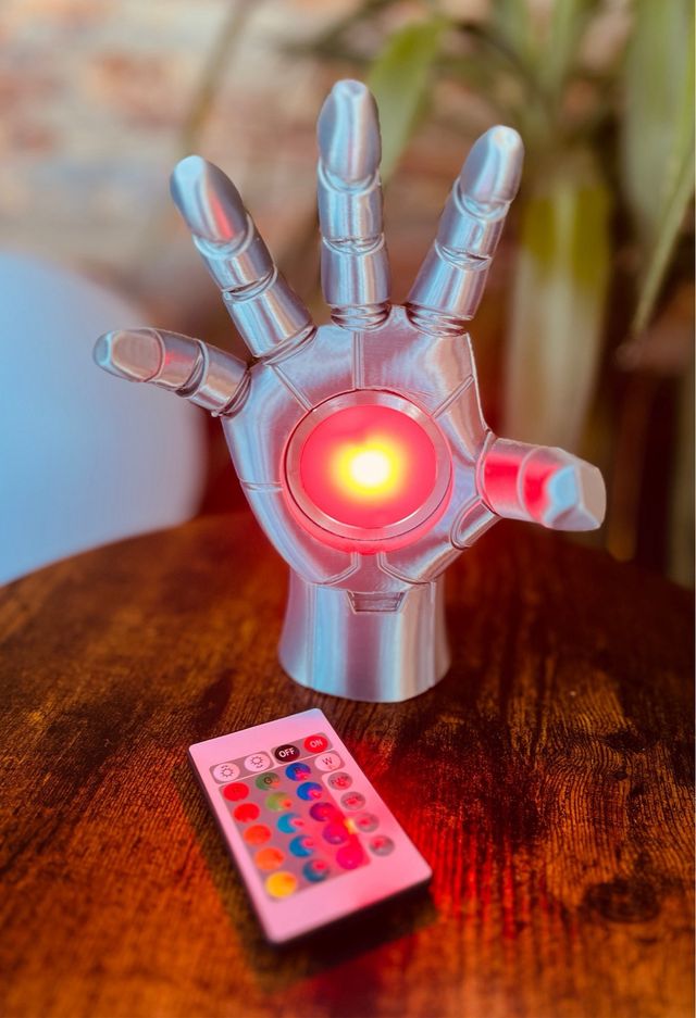 Lámpara Escritorio Mano Iron Man RGB