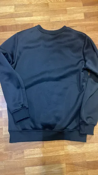 Sudadera negra básica