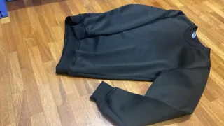 Sudadera negra básica