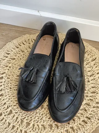 Zapatos negros de charol con flecos
