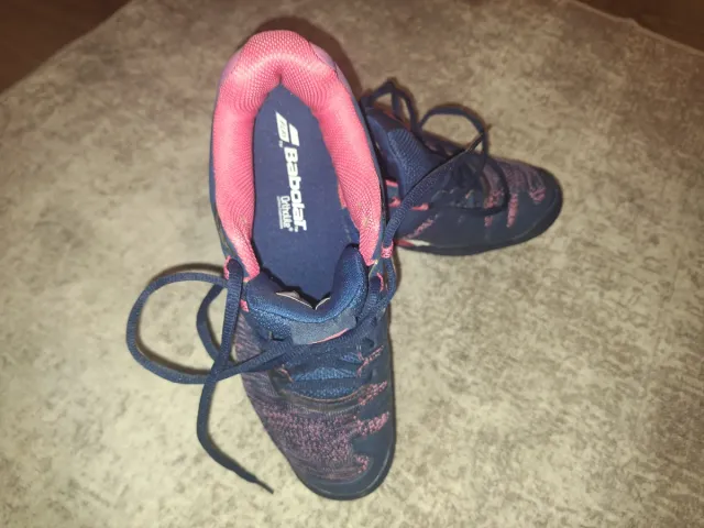 Zapatillas de tenis azules y rosas