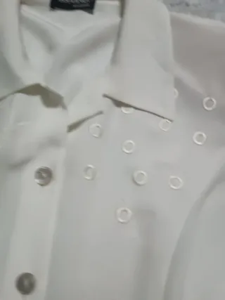 Camisa blanca con detalles circulares
