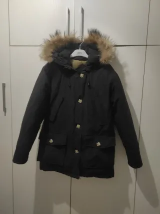 Giubbino nero taglia M, con piume, colore nero.
