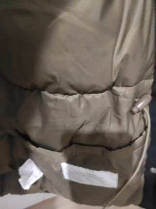 Giubbino nero taglia M, con piume, colore nero.