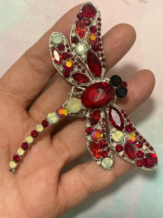 Broche libélula con pedrería roja