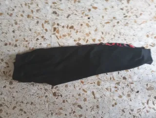 Pantalones deportivos negros y rojos