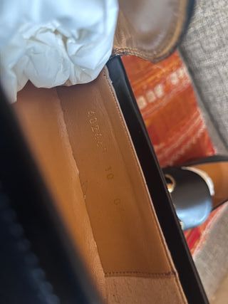 Mocassini Gucci neri con morsetto oro satinato