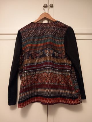 Chaqueta con cremallera y estampado étnico