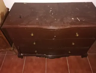 Cómoda de madera marrón