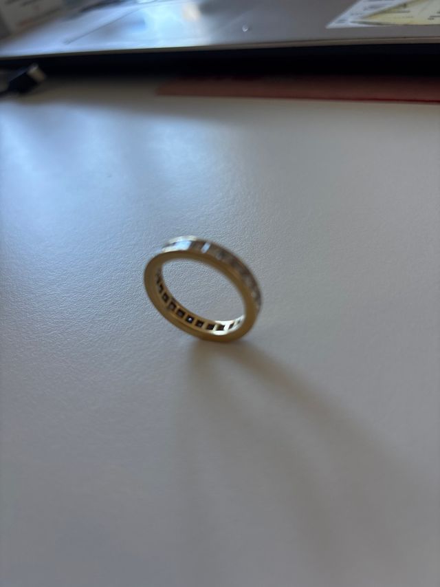 Alianza oro 18k con 25 diamantes princesa