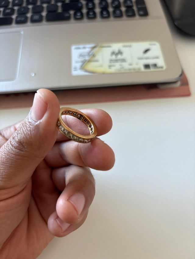 Alianza oro 18k con 25 diamantes princesa