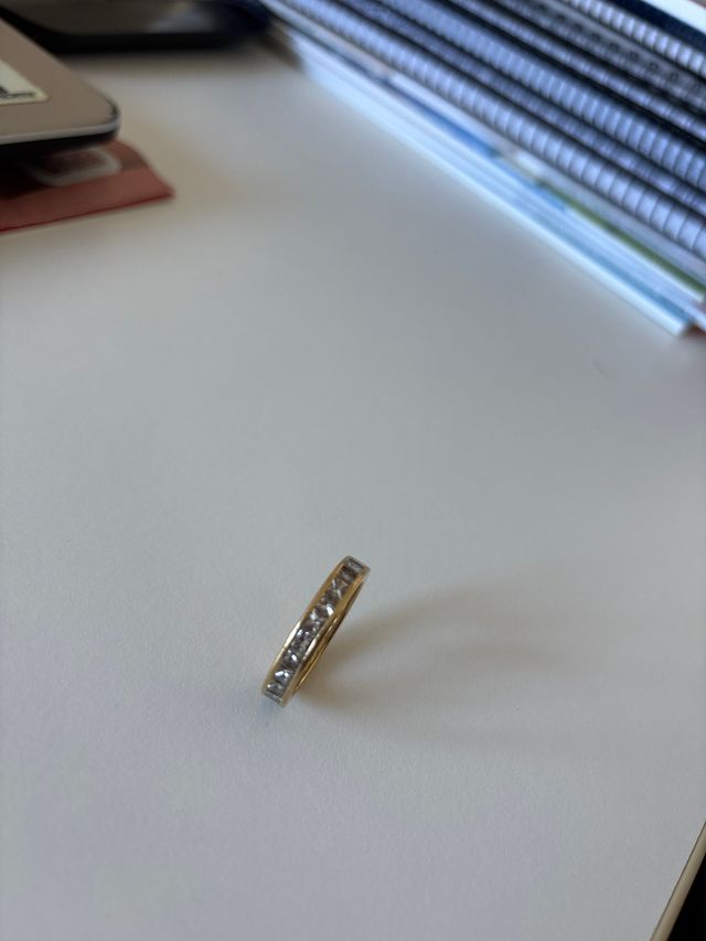 Alianza oro 18k con 25 diamantes princesa