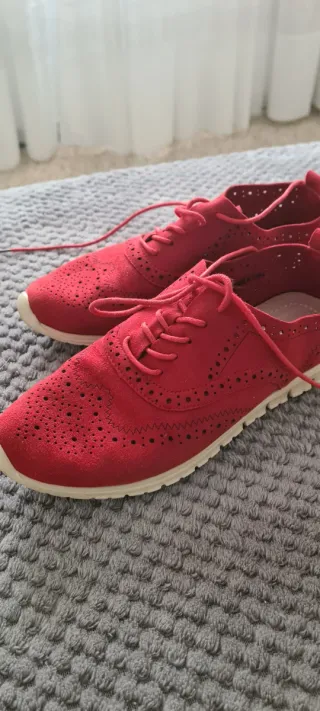 Zapatos rojos de ante con cordones