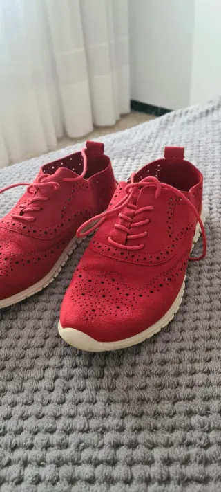 Zapatos rojos de ante con cordones