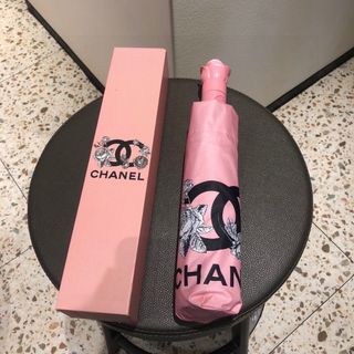Paraguas Chanel Rosa con Flores Negras