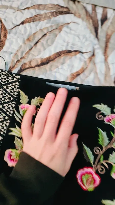 Falda de tubo negra con flores bordadas