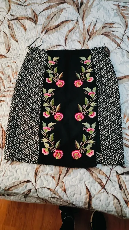 Falda de tubo negra con flores bordadas