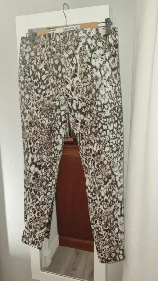 Pantalón Zara estampado animal print