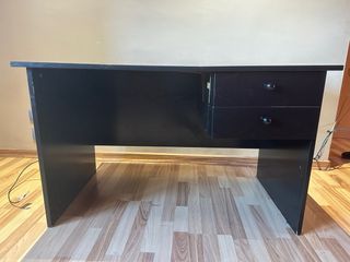 Escritorio negro de madera