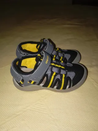 Sandalias Geox Niños Gris y Amarillo .talla 28