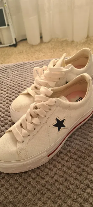 Zapatillas Converse Blancas con Estrella Negra