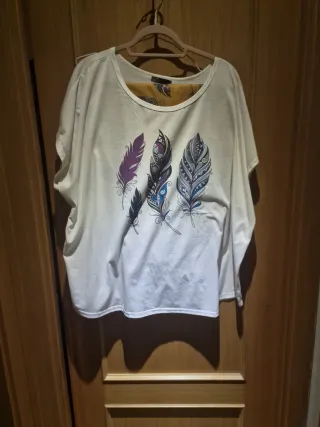 Conjunto camiseta y pantalón estampado plumas