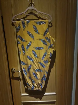 Conjunto camiseta y pantalón estampado plumas