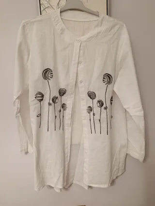 Camisa blanca manga larga con estampado floral